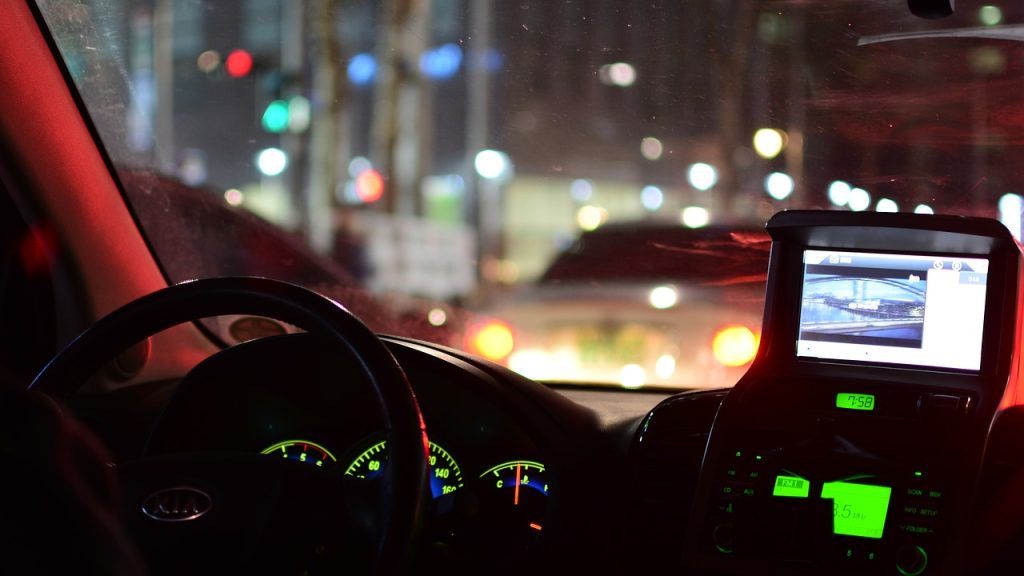 Mantén las luces encendidas en carretera…