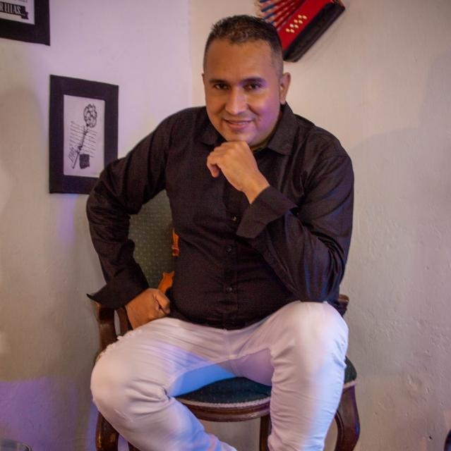 Carlos Molina | Cantautor colombiano de vallenato romántico con alma y mensaje
